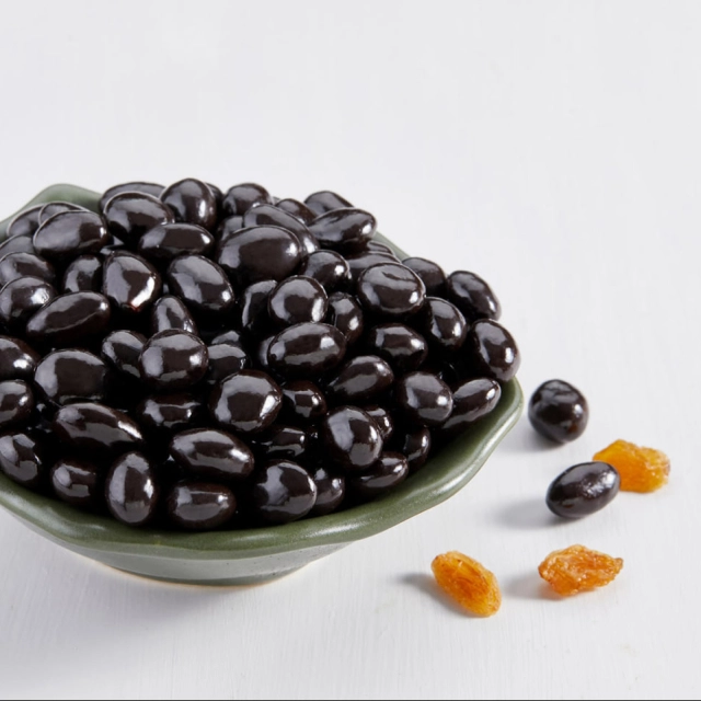 Qora shokoladli uzum drajesi, 1 kg