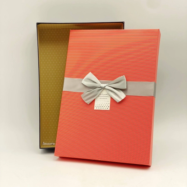 Подарочная коробка, в полоску розового цвета, Маленький (27&times; 18 &times; 7 см)