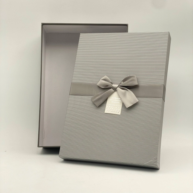 Подарочная коробка, в полоску серого цвета, Большой (38 &times; 27 &times; 10 см)