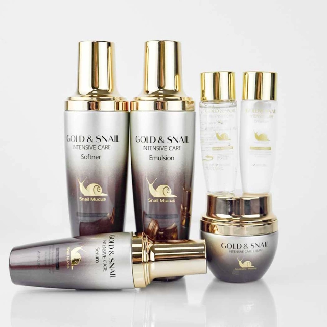 Oltin va salyangoz mutsini bilan qarishga qarshi yuz parvarishi to&lsquo;plami 3W Clinic Gold And Snail Intensive Care Set
